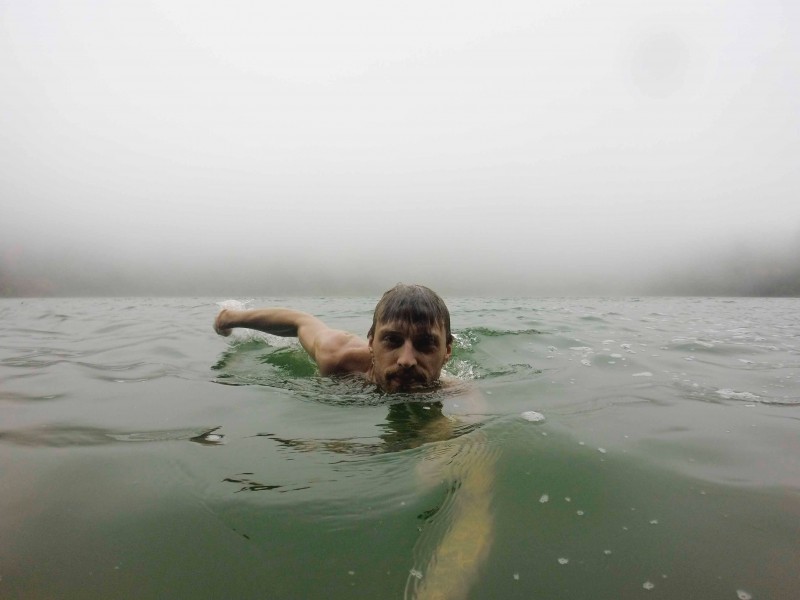 在水里游泳的人图片(11张)