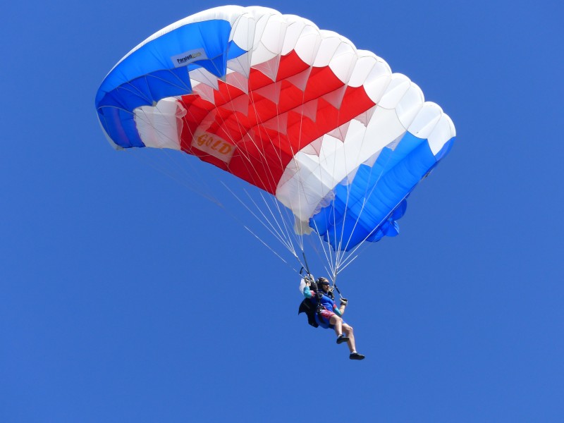 有挑战性的滑翔伞运动图片(14张)