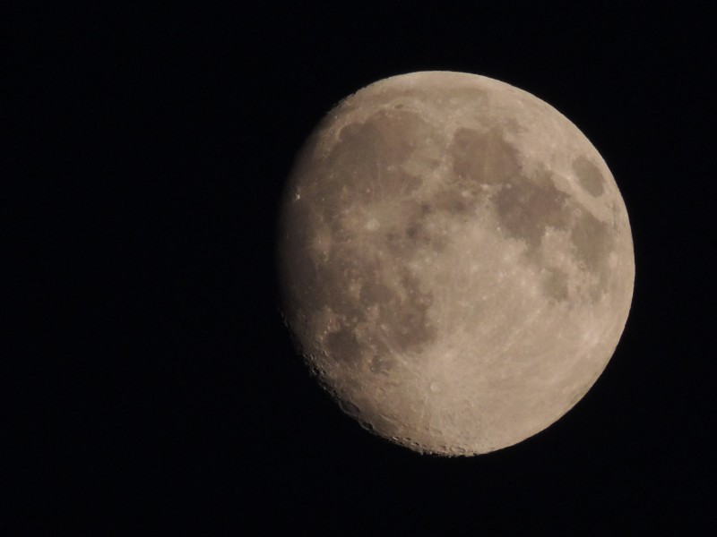 夜空中的月亮图片(13张)