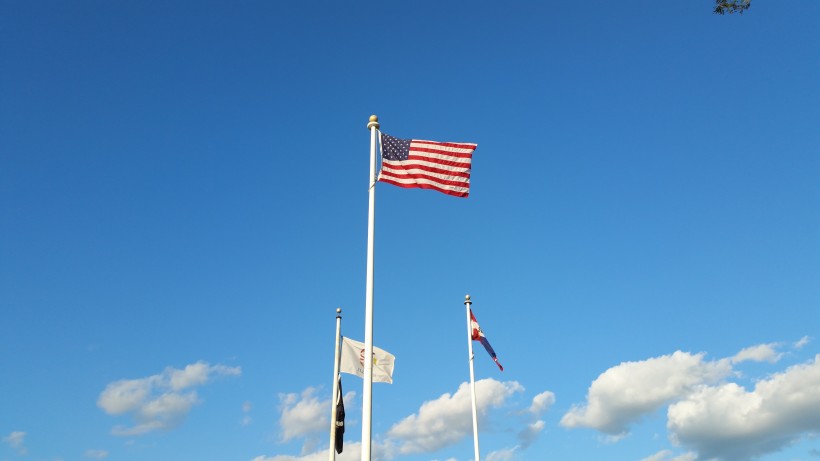 随风飘扬的美国国旗图片(16张)