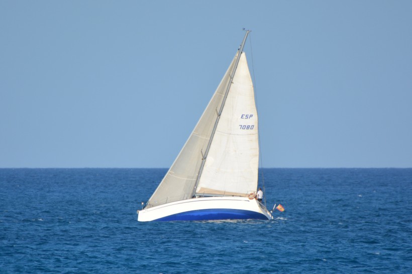 海面航行的帆船图片(15张)