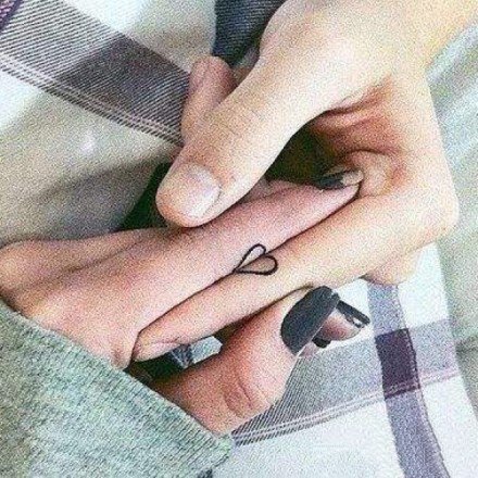 18组情侣手指的成对戒指等纹身图案
