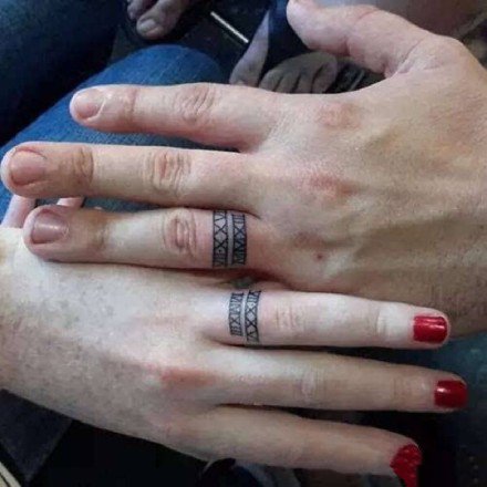 18组情侣手指的成对戒指等纹身图案