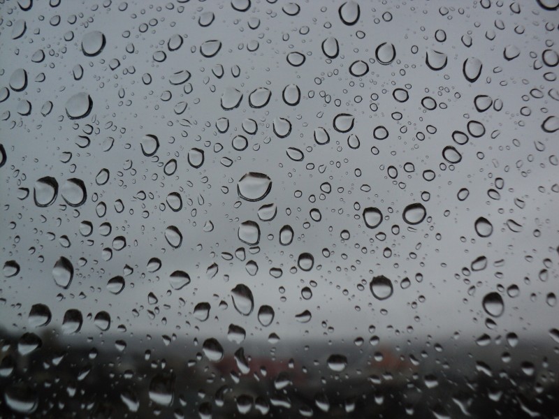窗外的雨滴图片(15张)