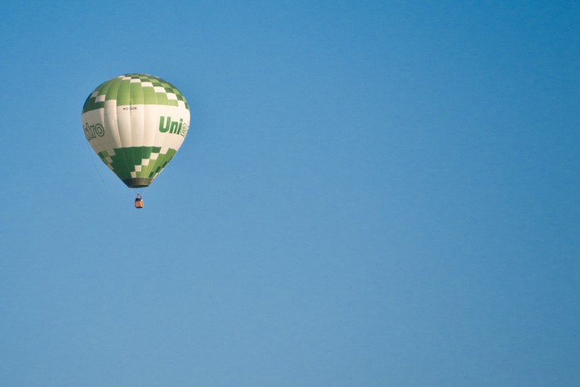 一个空中飘荡的热气球图片(11张)