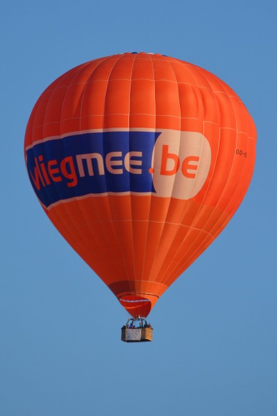 一个空中飘荡的热气球图片(11张)