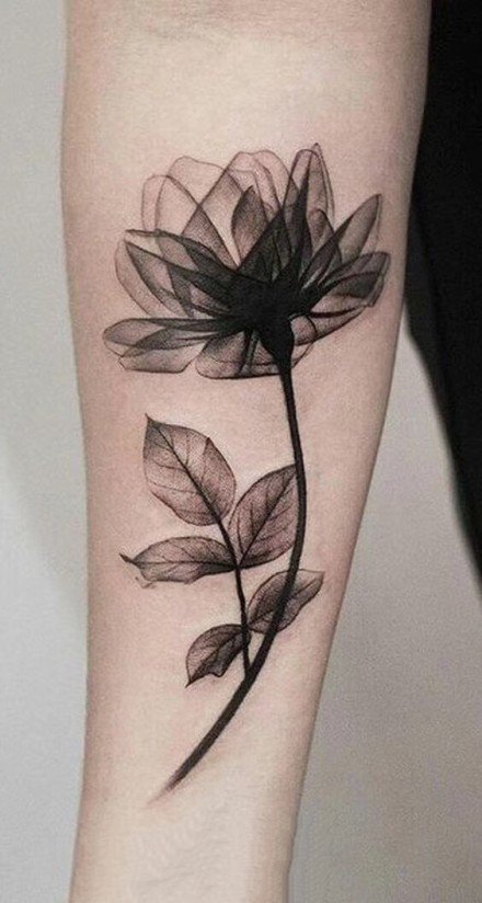 手臂上的黑灰花朵纹身图案18张