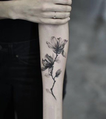 手臂上的黑灰花朵纹身图案18张