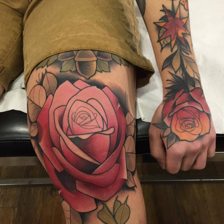 个性手背上的玫瑰花朵等newschool纹身
