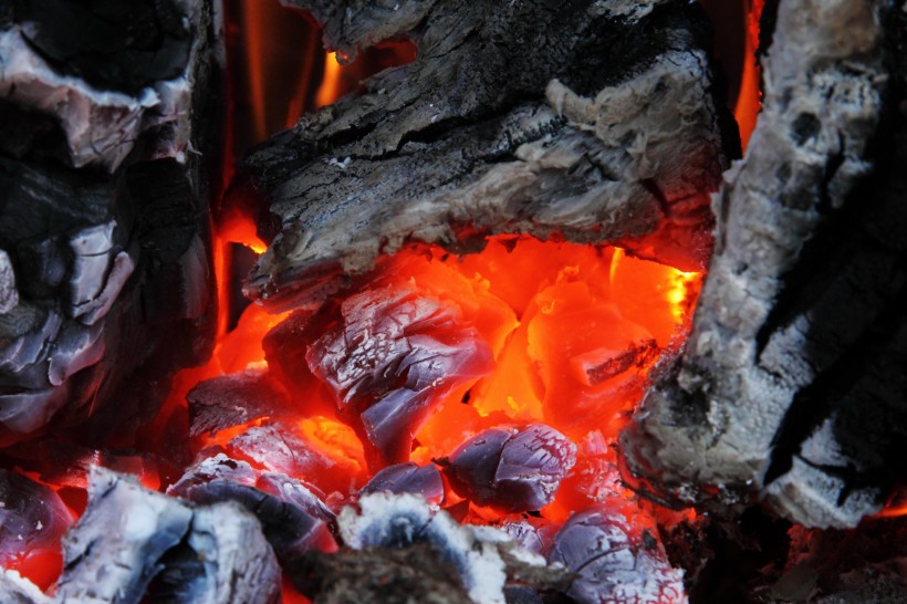 燃烧着的木炭图片(10张)