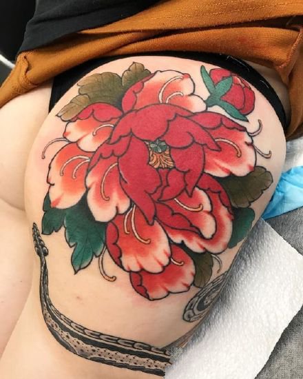 性感的一组女性臀部屁股上艳丽花朵纹身图案