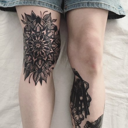 膝盖上的黑色点刺梵花图腾纹身作品图案