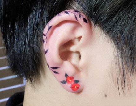 一组耳朵上的超简约小艺术纹身图