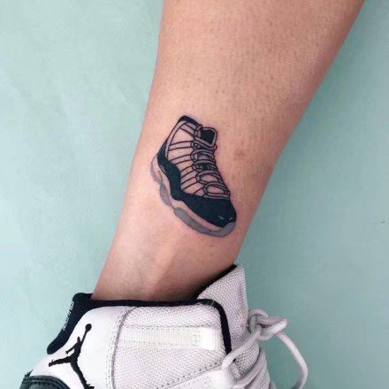 运动爱好者的个性球鞋纹身图案