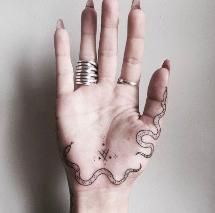 创意的一组手背手指上的小纹身欣赏