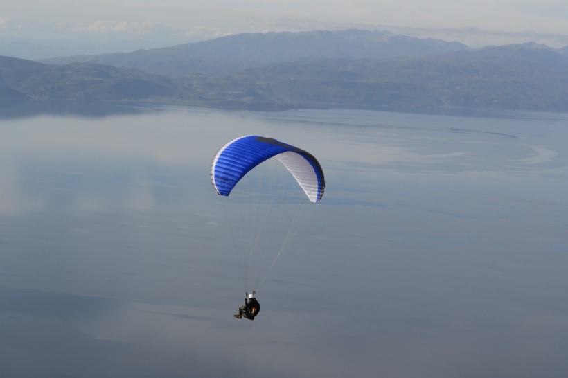 惊险刺激的滑翔伞运动图片(12张)