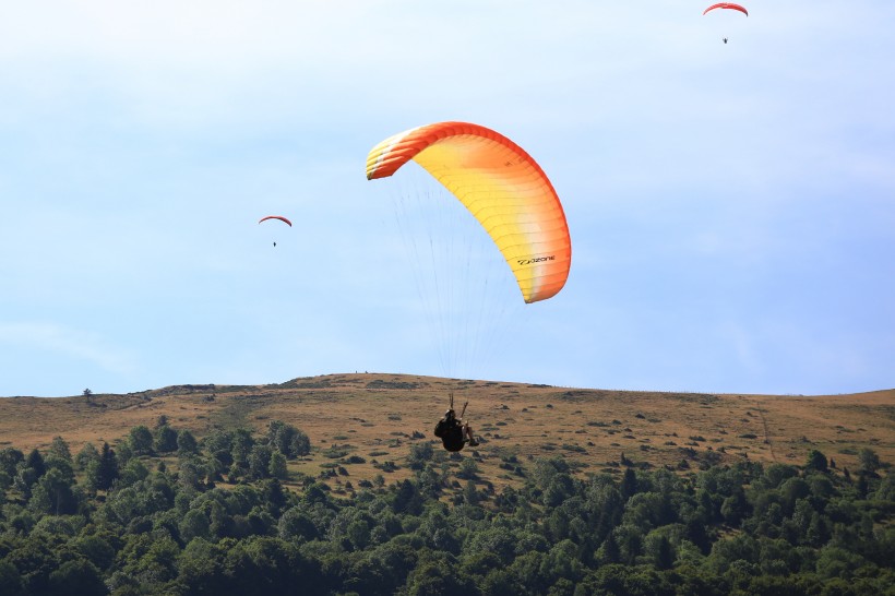 惊险刺激的滑翔伞运动图片(12张)