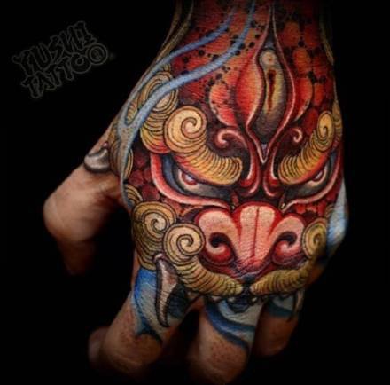 炫彩的一组传统手背纹身图案9张