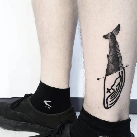 黑色风格独特的鲸鱼纹身图片