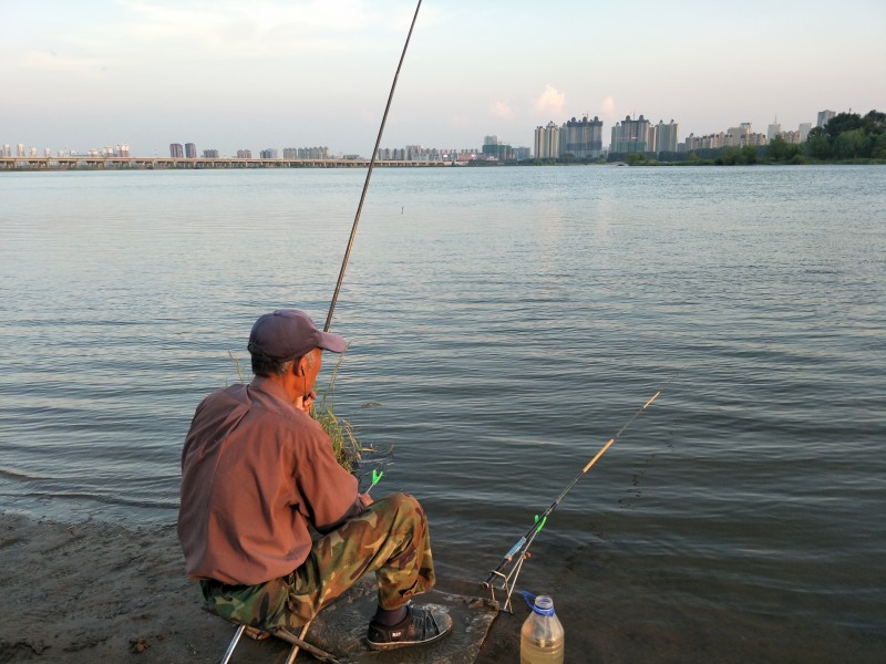 休闲钓鱼的人图片(13张)