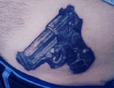个性的一组手枪主题纹身作品图片