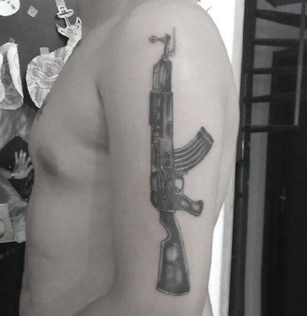 个性的一组手枪主题纹身作品图片