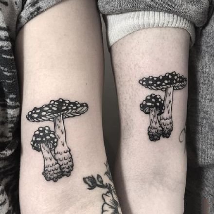 黑灰色的一组蘑菇植物纹身图