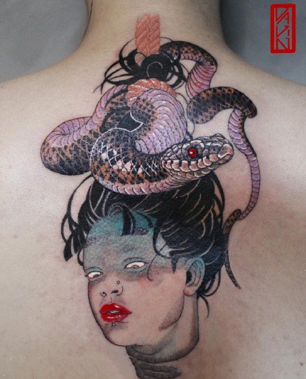 日本传统女性的一组彩色创意纹身作品