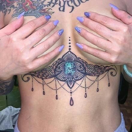 很漂亮性感的女性胸花纹身图案