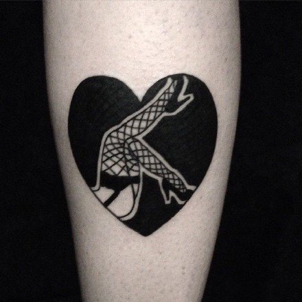 黑色桃心心形中的创意纹身图片