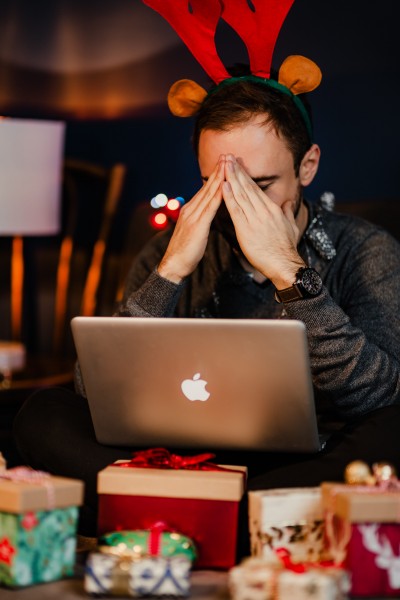 收到圣诞节礼物的男人图片(16张)