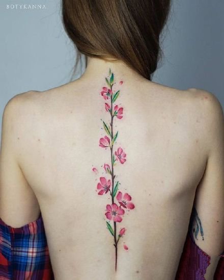 女生后背部脊椎处唯美的小清新纹身图