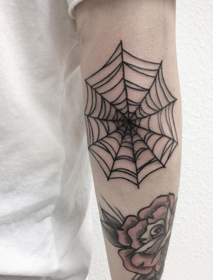 手肘部的一组蜘蛛网纹身图片