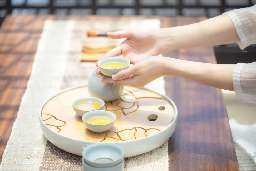 色泽莹亮爽口的茶水图片(13张)