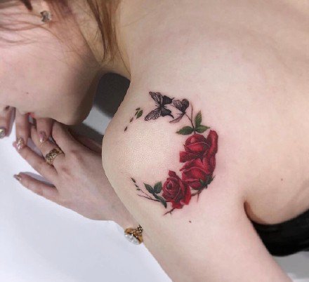 红色的一组女生小玫瑰纹身图