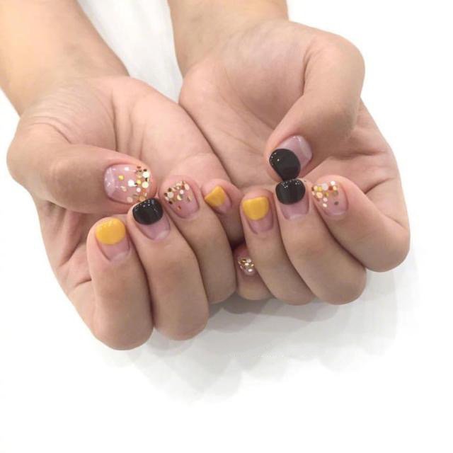 一组适合秋冬的简约深色美甲图片参考