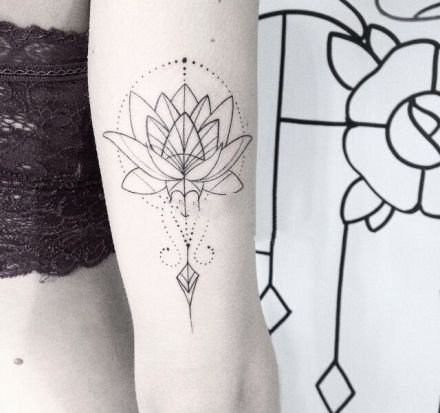 简单时尚的莲花线条纹身图案