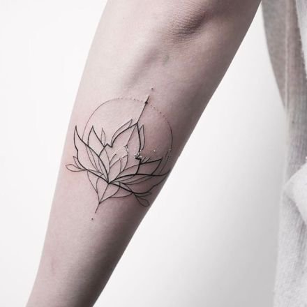 简单时尚的莲花线条纹身图案
