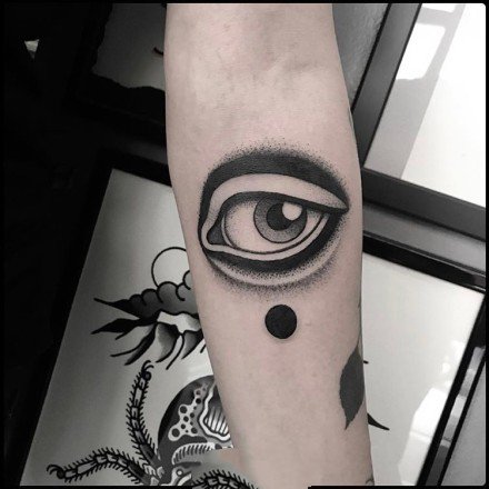 眼睛的一组创意黑灰点刺眼睛纹身图案