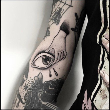 眼睛的一组创意黑灰点刺眼睛纹身图案