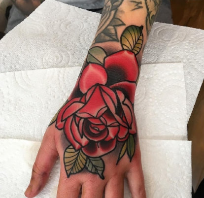 欧美范的玫瑰花朵school手背纹身欣赏