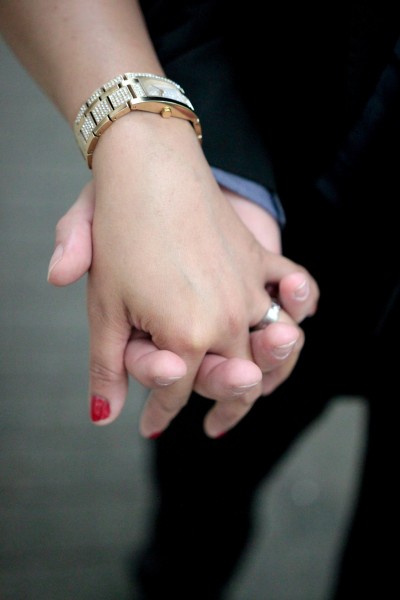 带着结婚戒指的手图片(10张)