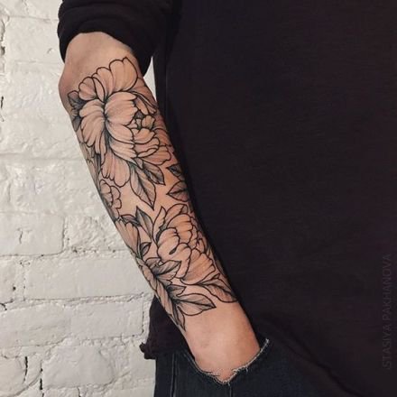 包小臂的黑灰花卉纹身图案欣赏