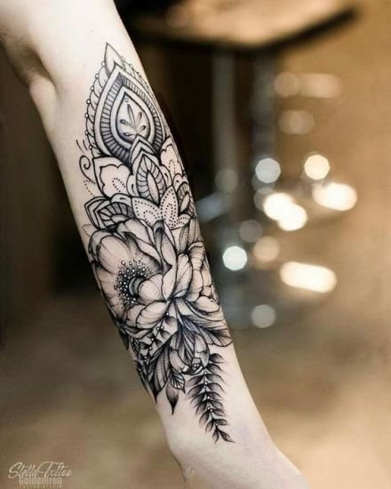 包小臂的黑灰花卉纹身图案欣赏