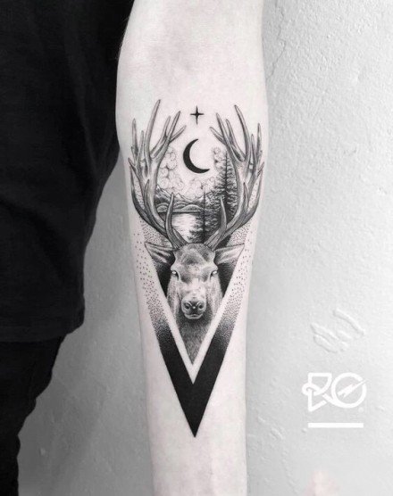 黑灰色的一组鹿头纹身图案