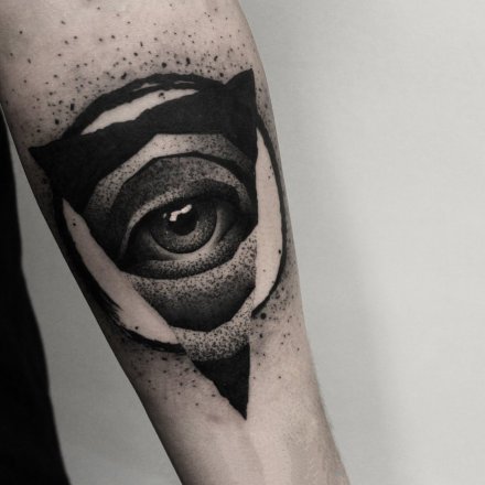 抽象感觉的身黑色点刺纹身作品