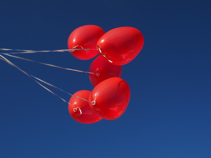 心形红气球图片(14张)