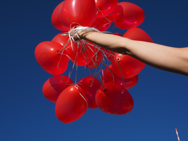 心形红气球图片(14张)