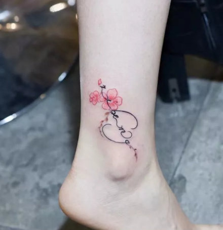 脚踝处的小清新彩色花朵纹身图片