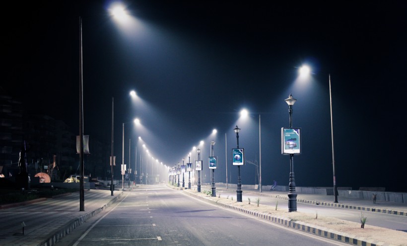 晚上路灯闪亮的街道图片(14张)